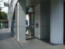 青山店はTEPIAビル地下にございます。入り口から階段を下り地下エレベータをご利用ください。