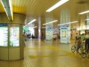 改札を出て左(北口)に進んでください。