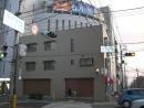 交差点を渡ってすぐ左手にオアシス茨木店があります。.