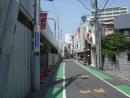 商店街を直進します。