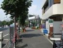 右手を向いて直進します。