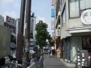 3番出口を地上に出て、右手をご覧ください。