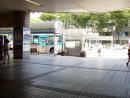 北口を出るとバスターミナル。左に進んでください。