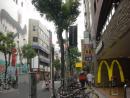 マクドナルドの前を通ります。
