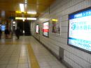 横浜市営地下鉄戸塚駅の改札を出て左「出口6」と書いてある方のエスカレーターを上がります。