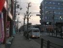 茶色のビルを右手に進むと交差点が見えます。