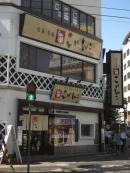 飲食店「こがんこ」の角を北に曲がる。