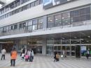 地下街を抜けると、JR新幹線口へ出ます。JRの駅(改札外)の中に入り、みどりの窓口の方へ!