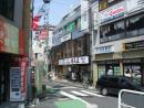 駅から商店街方面へ向かいます。
