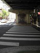 出口をでたら右側の高架下横断歩道を渡ります。