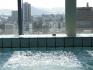 広島市街の地上80mのプール