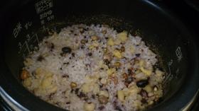 写真：白米に雑穀を混ぜ混ぜして炊いたごはんです。