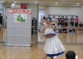 写真：岡田真樹さんのフラダンス